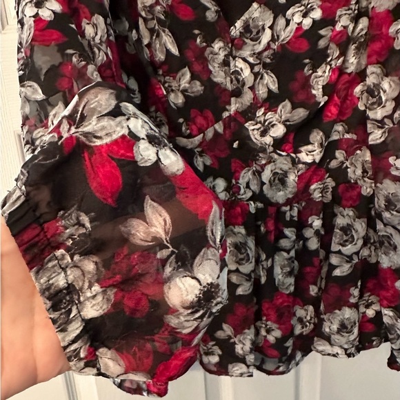 TORRID Size 00 0X XL Red White Peplum Chiffon Floral Top NWT R$59 - Picture 7 of 11